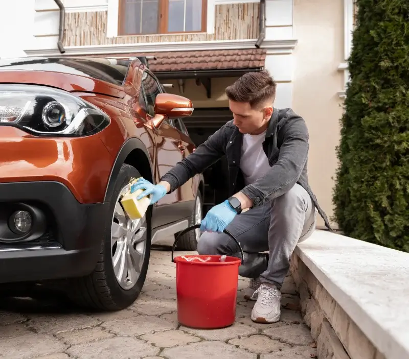 Lavage auto à domicile L'Argentière-la-Bessée : professionnel intervenant sur un véhicule